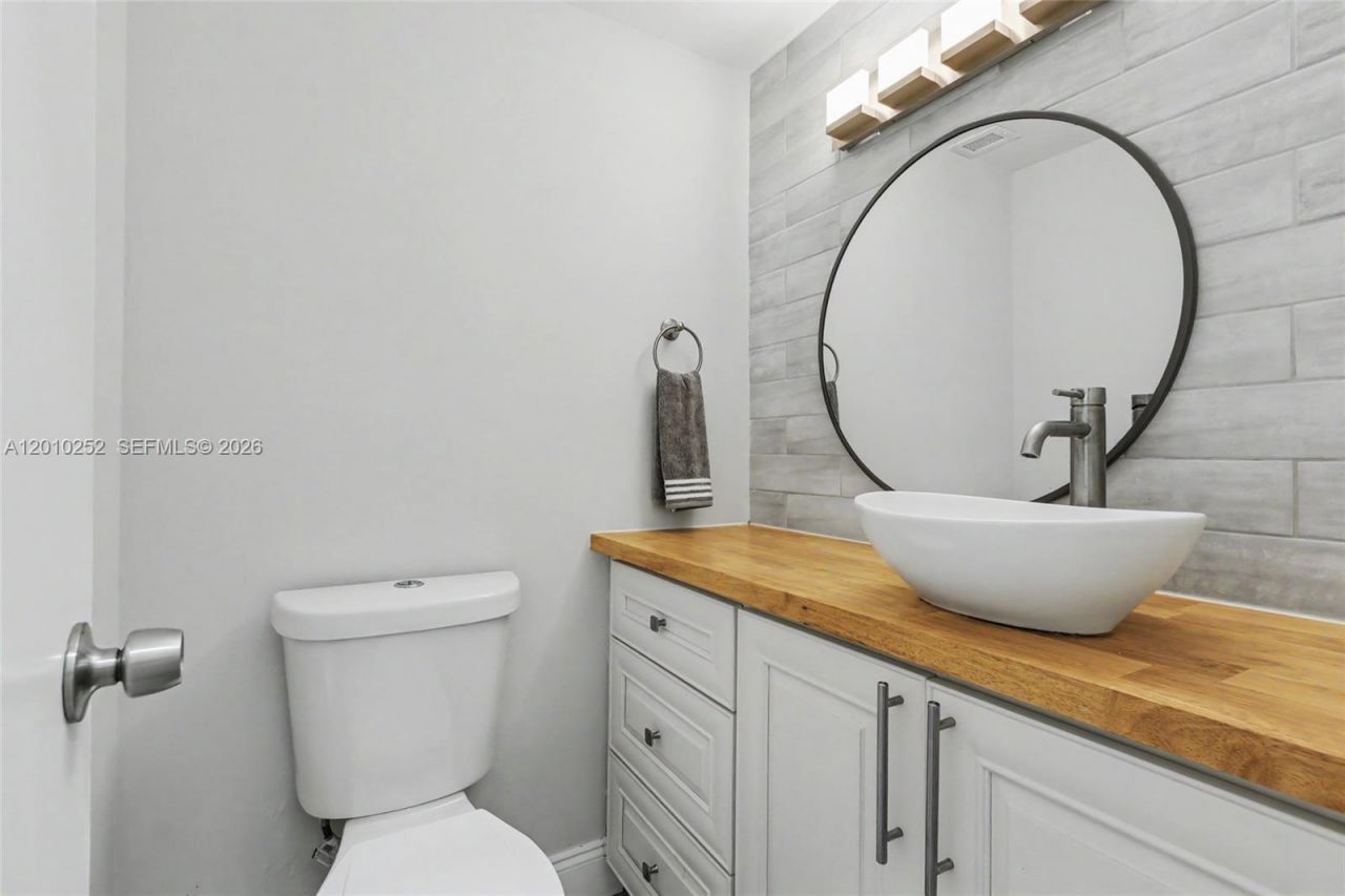 500 Bayview Dr, Unit 727, Sunny Isles Beach, FL 33160 Photo