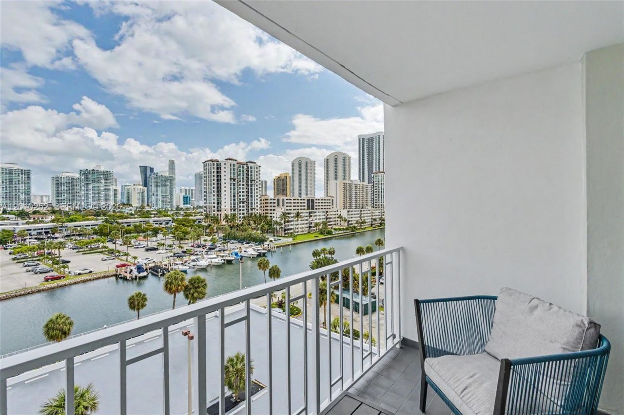 500 Bayview Dr, Unit 727, Sunny Isles Beach, FL 33160 Photo