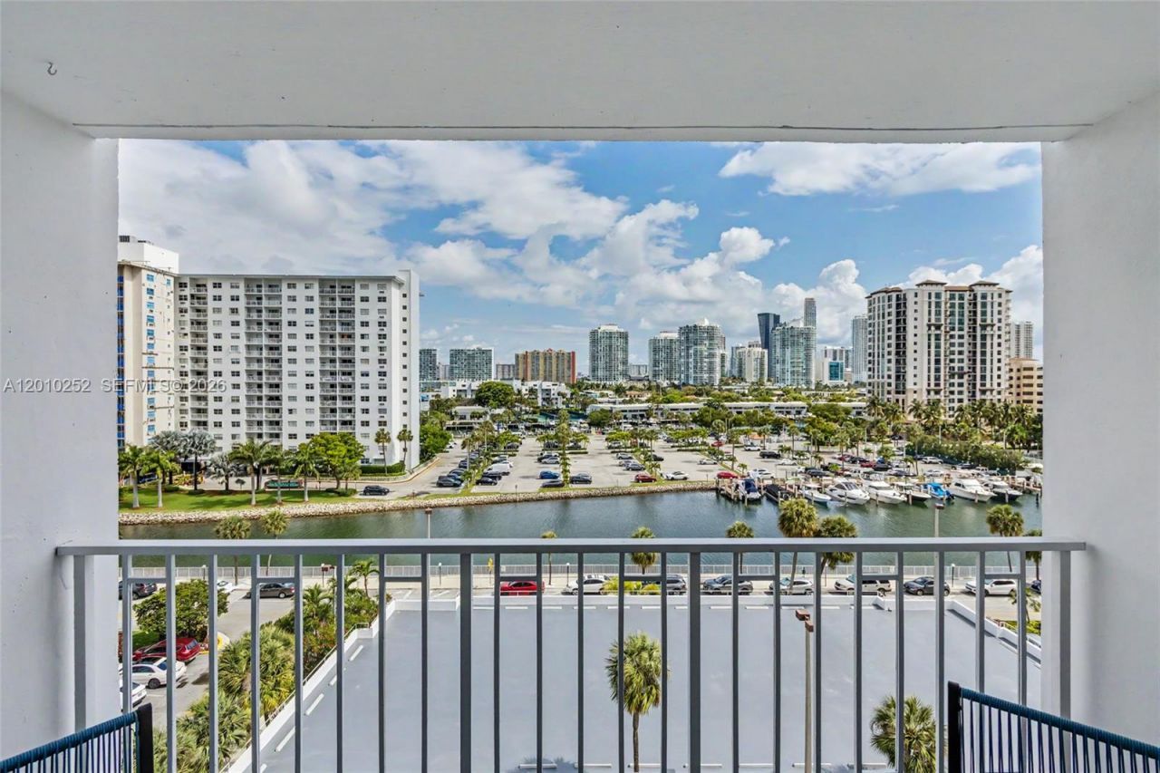 500 Bayview Dr, Unit 727, Sunny Isles Beach, FL 33160 Photo