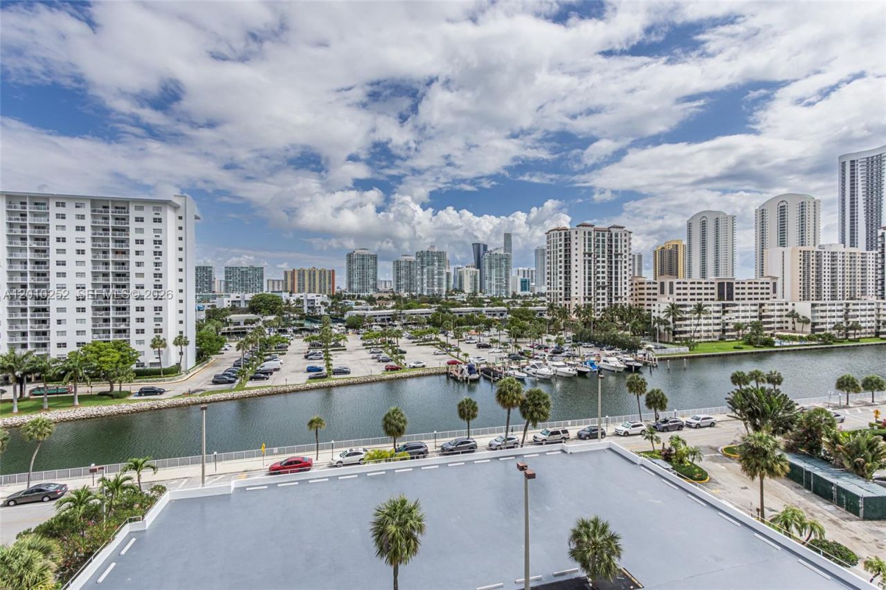 500 Bayview Dr, Unit 727, Sunny Isles Beach, FL 33160 Photo