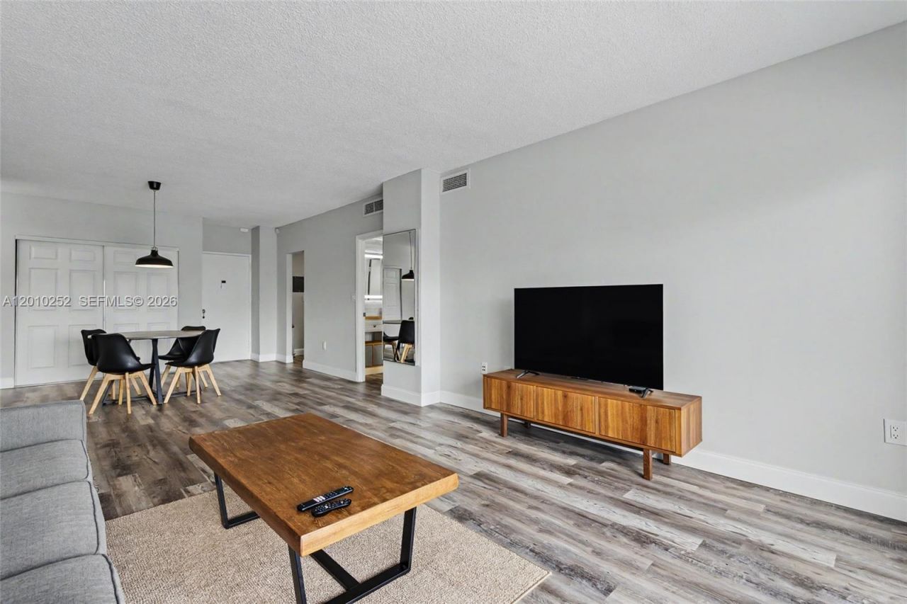 500 Bayview Dr, Unit 727, Sunny Isles Beach, FL 33160 Photo