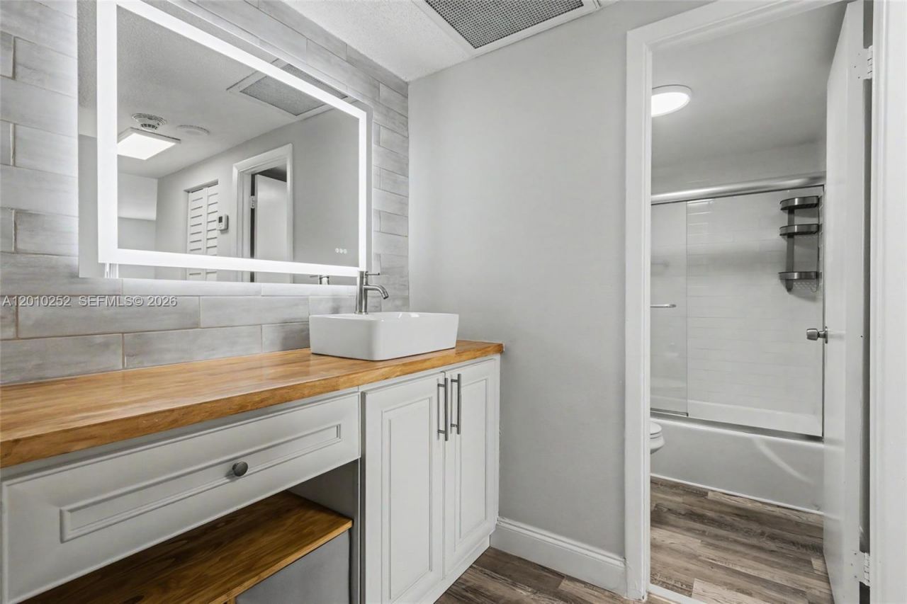 500 Bayview Dr, Unit 727, Sunny Isles Beach, FL 33160 Photo