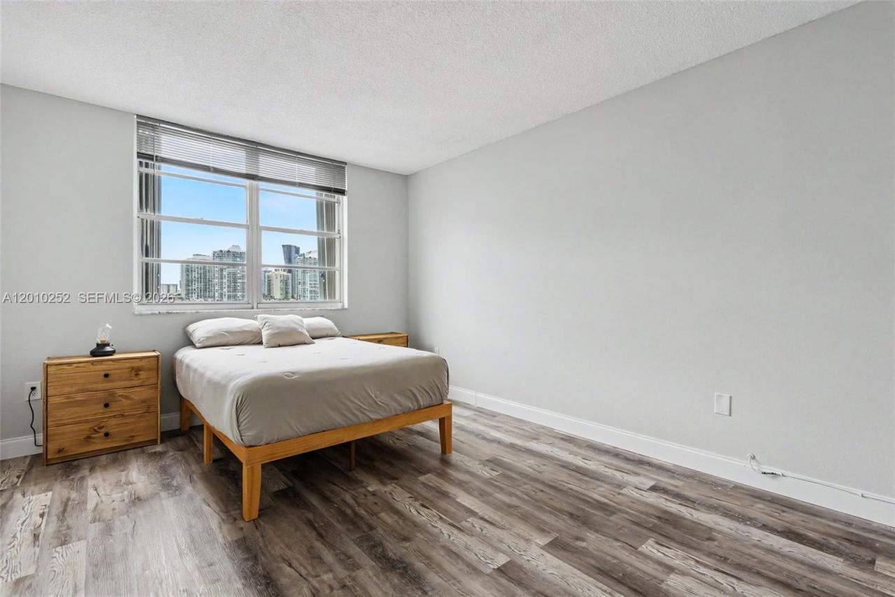 500 Bayview Dr, Unit 727, Sunny Isles Beach, FL 33160 Photo