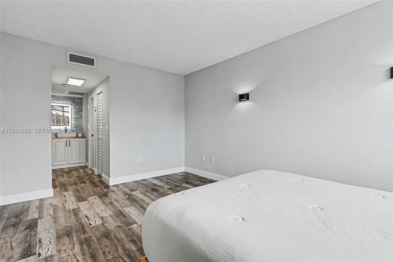 500 Bayview Dr, Unit 727, Sunny Isles Beach, FL 33160 Photo