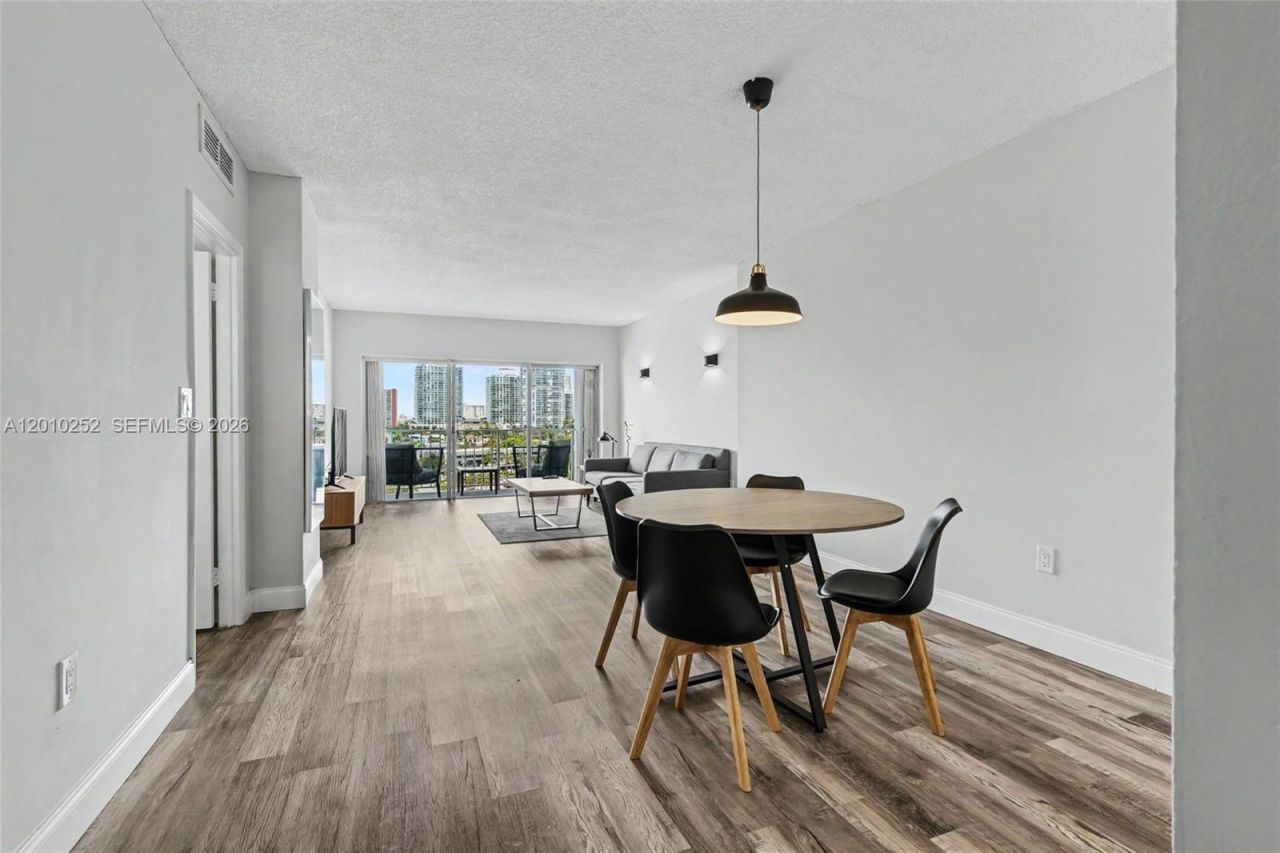 500 Bayview Dr, Unit 727, Sunny Isles Beach, FL 33160 Photo