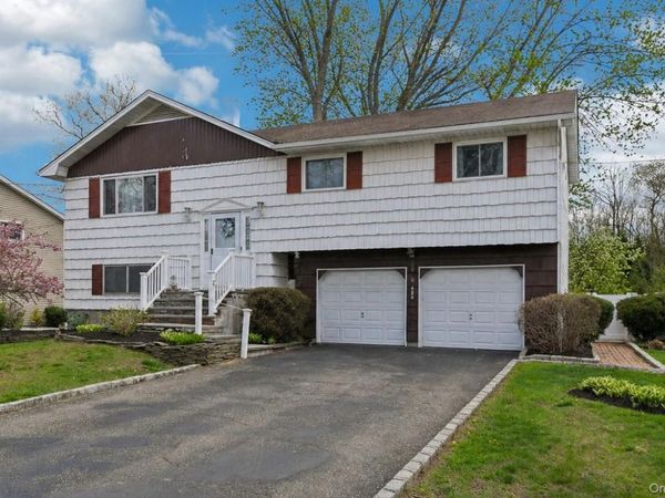 6 Lordly Court, Kings Park, NY 11754