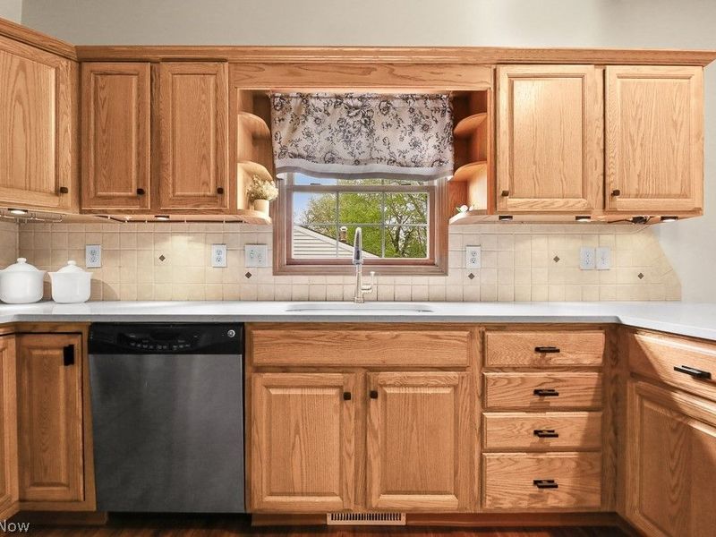 392 Maplewood Drive, Alliance, OH 44601 Photo 5