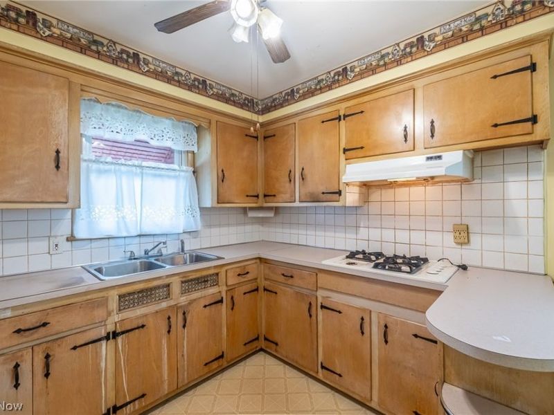9609 Alexander Road, Garfield Heights, OH 44125 Photo 10