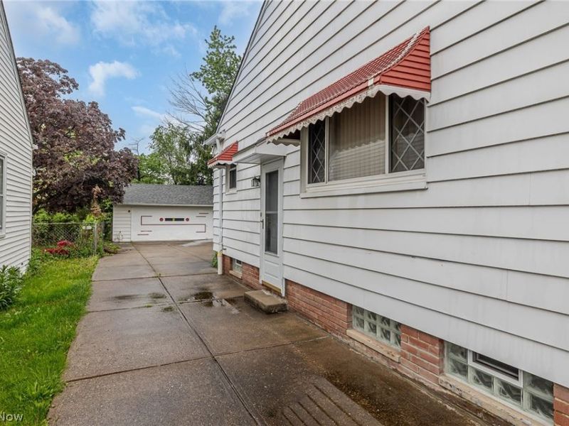 9609 Alexander Road, Garfield Heights, OH 44125 Photo 3