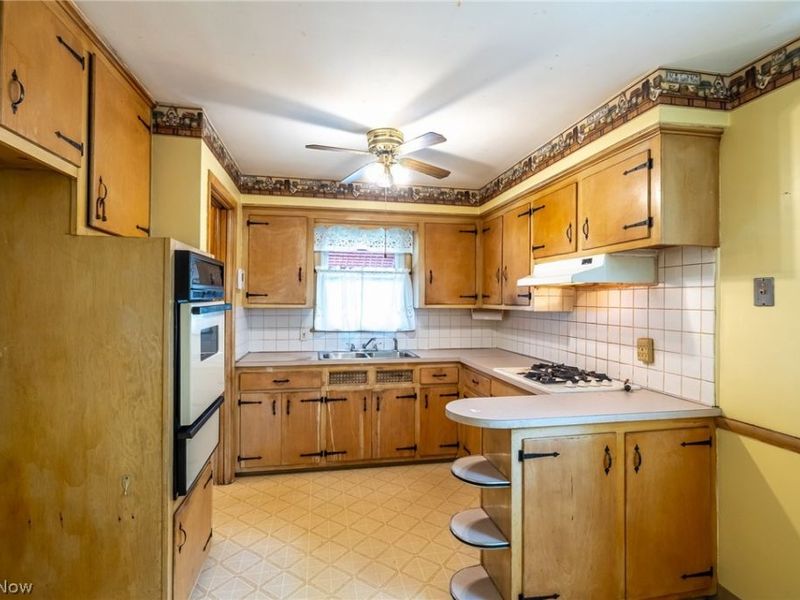 9609 Alexander Road, Garfield Heights, OH 44125 Photo 8