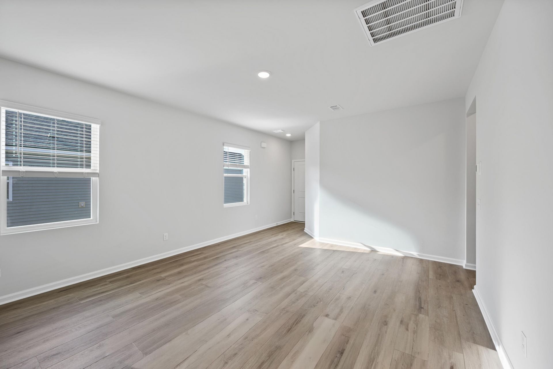 879 Meadowbrook Lane Photo 4