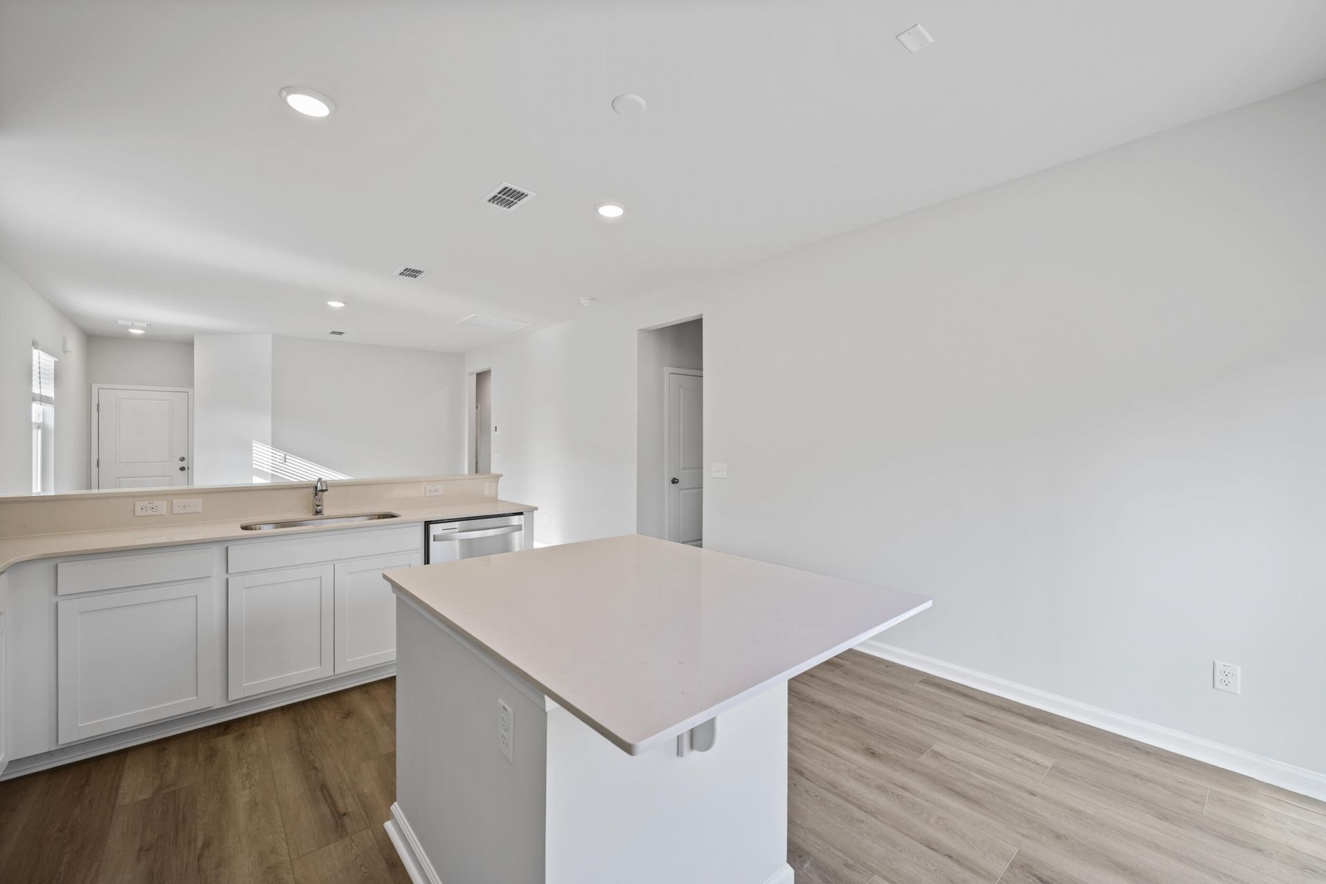 879 Meadowbrook Lane Photo 8