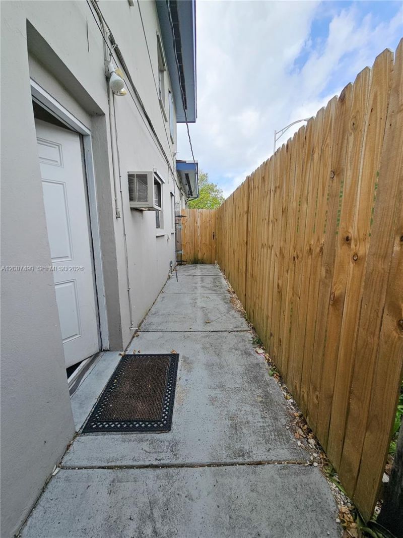 54 SW 24th Rd , Unit RIGHT, Miami, FL 33129 Photo