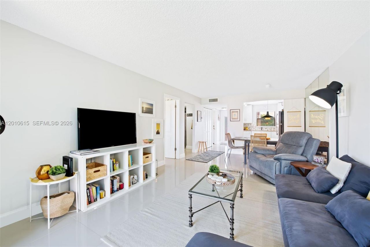 9421 Sunrise Lakes Blvd , Unit 208, Sunrise, FL 33322 Photo