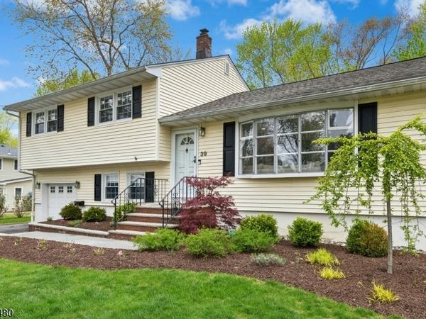 39 Surrey Ln, Berkeley Heights, NJ 07922
