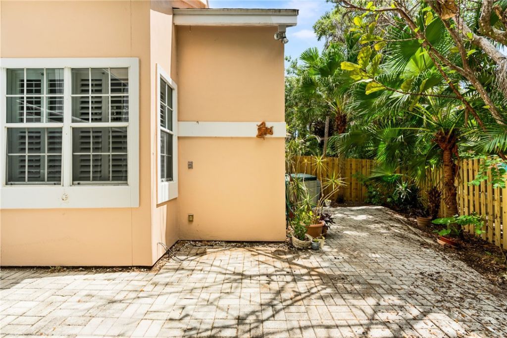 8861 Lakeside Circle, Vero Beach, FL 32963 Photo