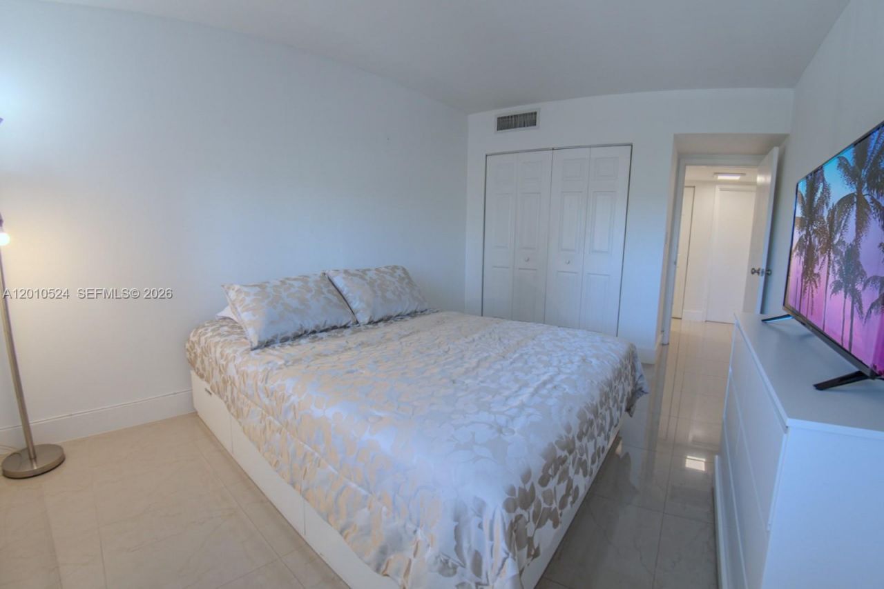 20100 W Country Club Dr , Unit 504, Aventura, FL 33180 Photo