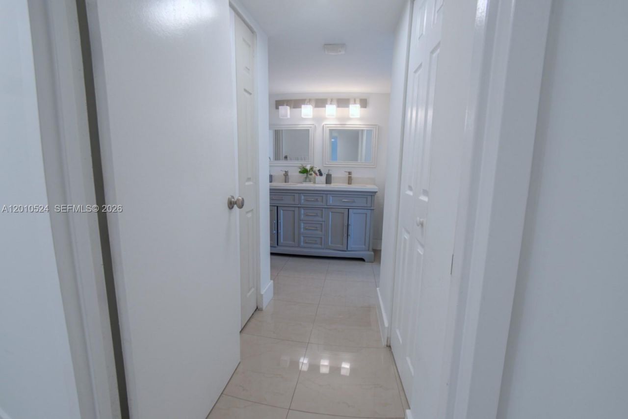 20100 W Country Club Dr , Unit 504, Aventura, FL 33180 Photo