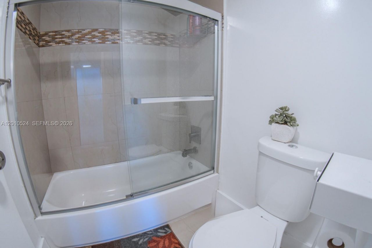 20100 W Country Club Dr , Unit 504, Aventura, FL 33180 Photo