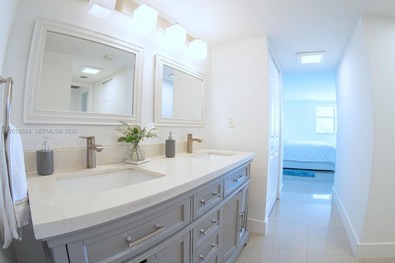 20100 W Country Club Dr , Unit 504, Aventura, FL 33180 Photo