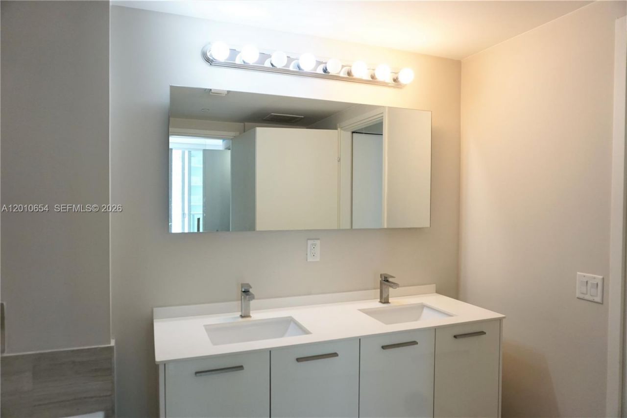 1300 Brickell Bay Dr, Unit 1904, Miami, FL 33131 Photo
