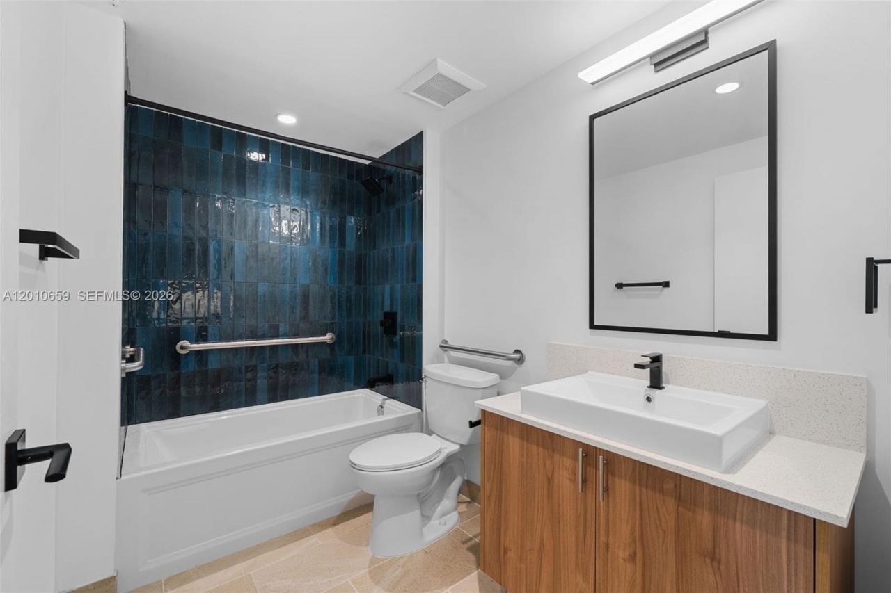 650 SW 1st St , Unit 303, Miami, FL 33130 Photo