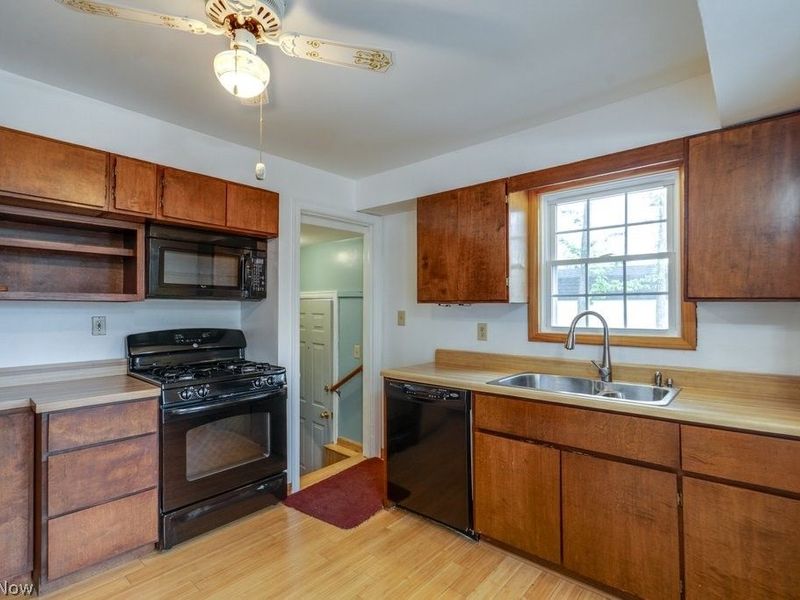 7086 MacKenzie Road, Olmsted Township, OH 44138 Photo 10