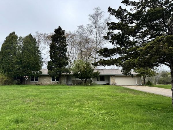 8665 N Hawthorne Rd, River Hills, WI 53217