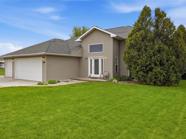 206 Longworth Avenue , Alburnett, IA 52202