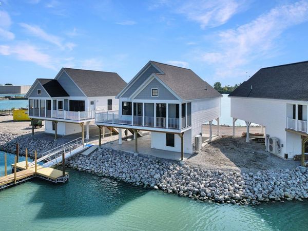 545 W Lakeshore Drive, Unit 10, Port Clinton, OH 43452