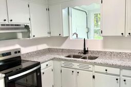 944 Park Street photo 4