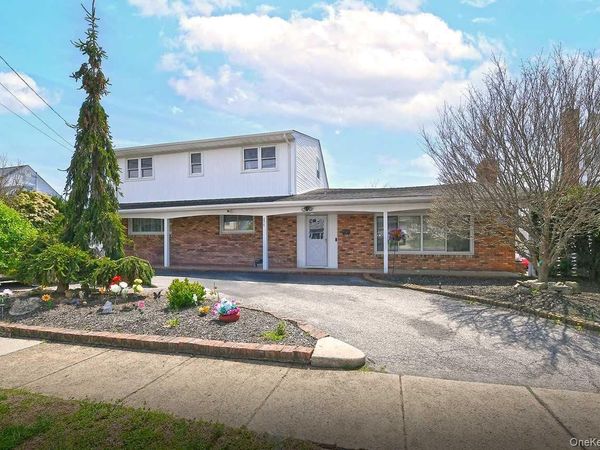 275 36th Street , Lindenhurst, NY 11757