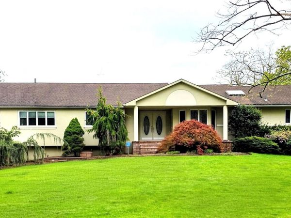 14 Penn Drive , Dix Hills, NY 11746