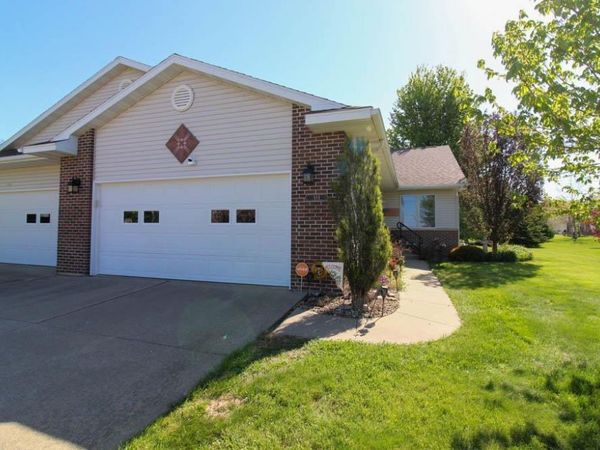 614 West Street, Dysart, IA 52224