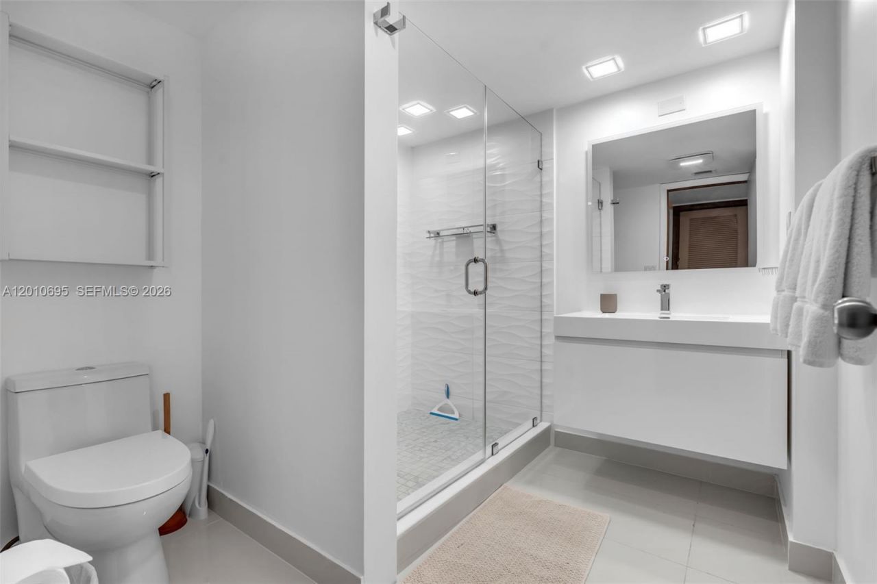 2555 Collins Ave , Unit 2401, Miami Beach, FL 33140 Photo