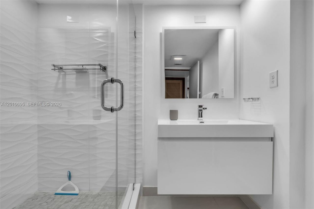 2555 Collins Ave , Unit 2401, Miami Beach, FL 33140 Photo
