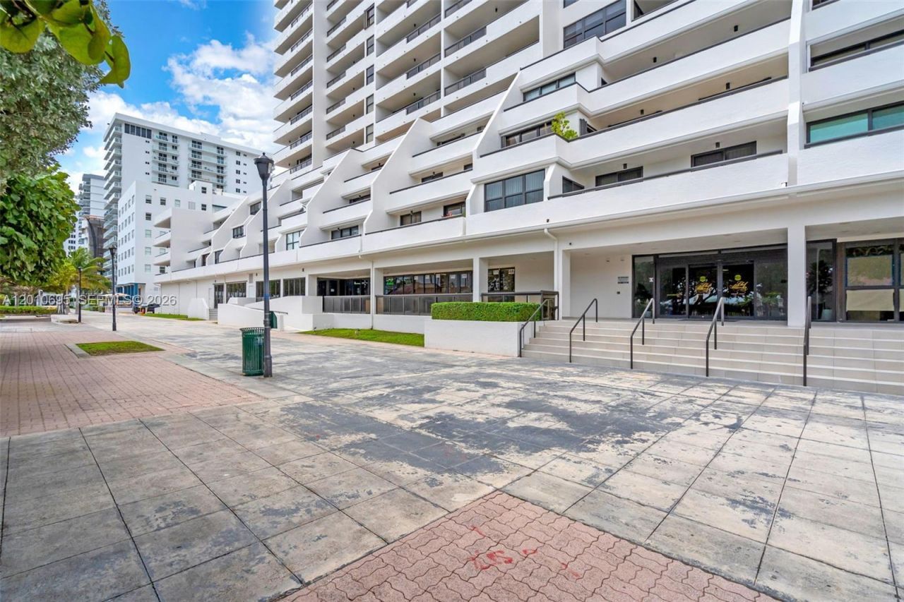 2555 Collins Ave , Unit 2401, Miami Beach, FL 33140 Photo