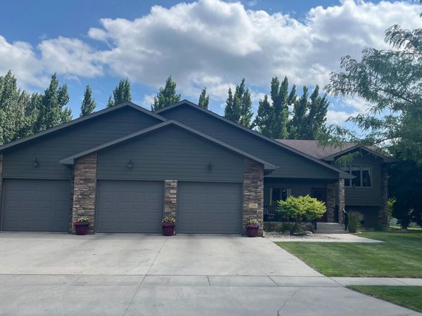 2206 SE 17th Avenue, Aberdeen, SD 57401