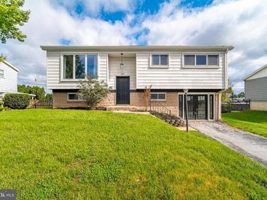 907 MARBROOK LANE, YORK, PA 17404