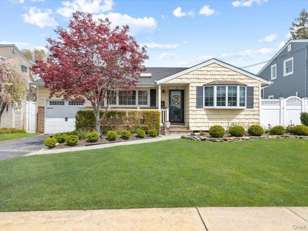 12 W Orlando Street , Massapequa, NY 11758