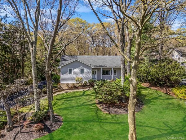 7 Carriage Court , Dix Hills, NY 11746