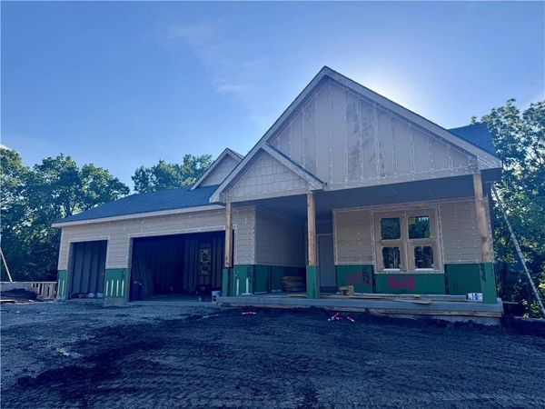 8638 Eagle Creek Drive, De Soto, KS 66018