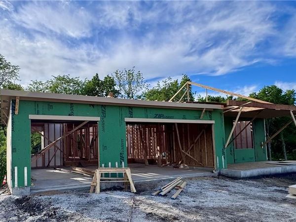 8638 Eagle Creek Drive, De Soto, KS 66018