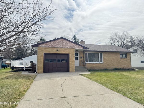 413 GREENWOOD Drive SE, East Grand Forks, MN 56721