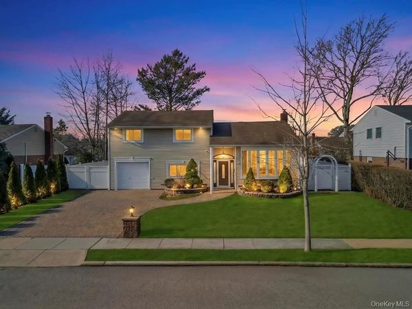 16 Phipps Lane , Plainview, NY 11803