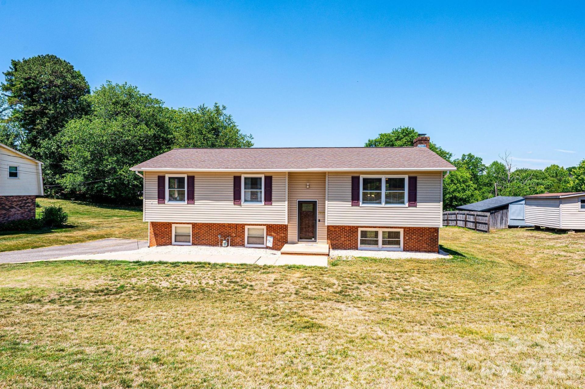 3231 25th Street Ne, Hickory, NC 28601 Main Photo