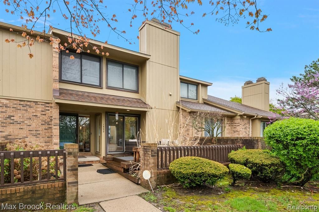 1592 S Hill Circle, Bloomfield Hills, MI 48304 Main Photo