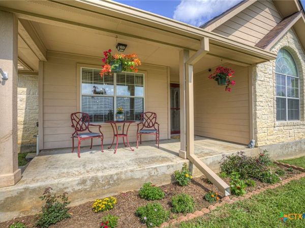 175 Creekwood Drive, Gonzales, TX 78629