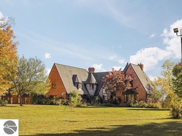 55 Hope Ridge S, Traverse City, MI 49696