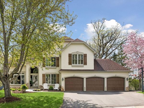 7492 Bent Bow Trail, Chanhassen, MN 55317